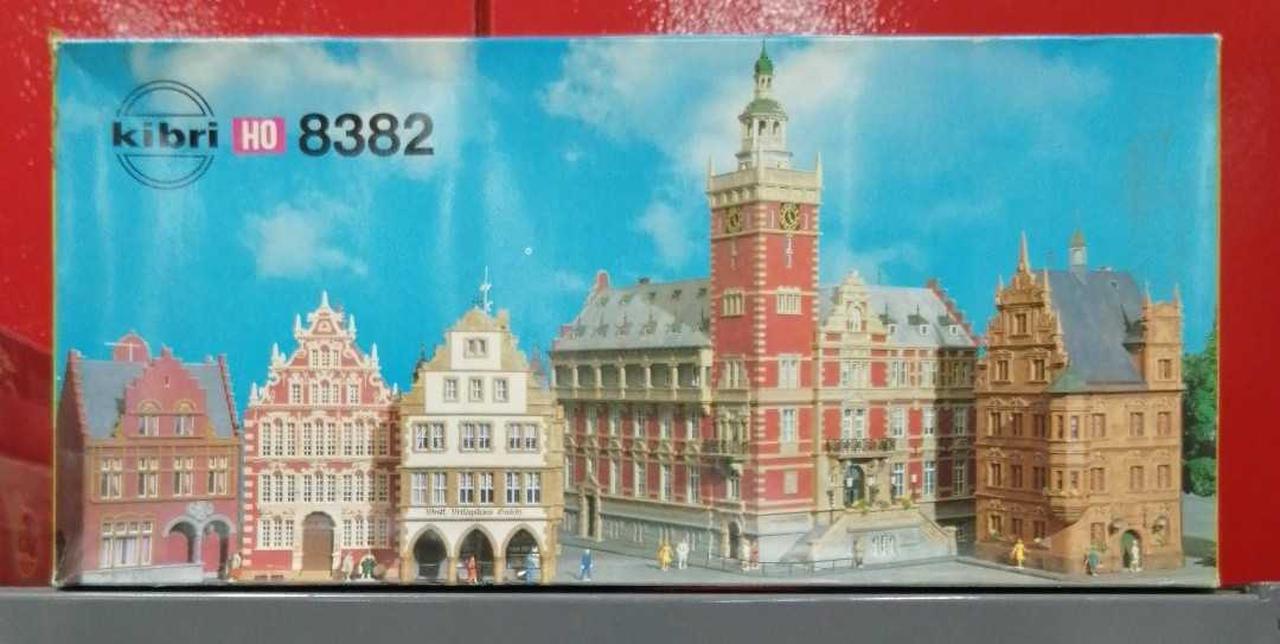 箱の一部に経年によるテープの剥がれ有。