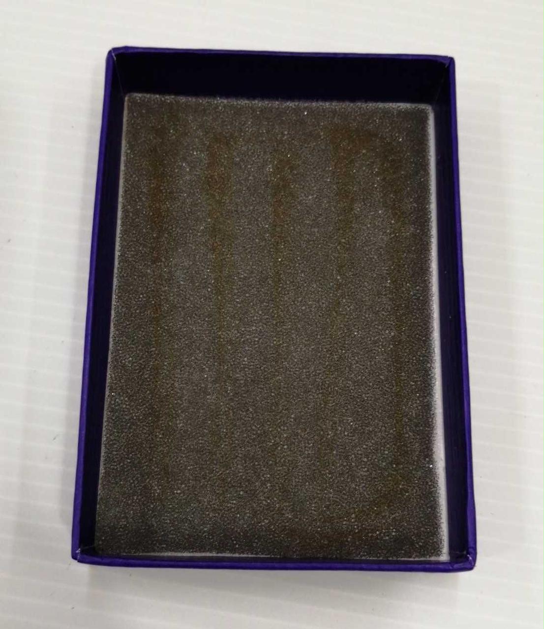 経年により接着剤の跡があります