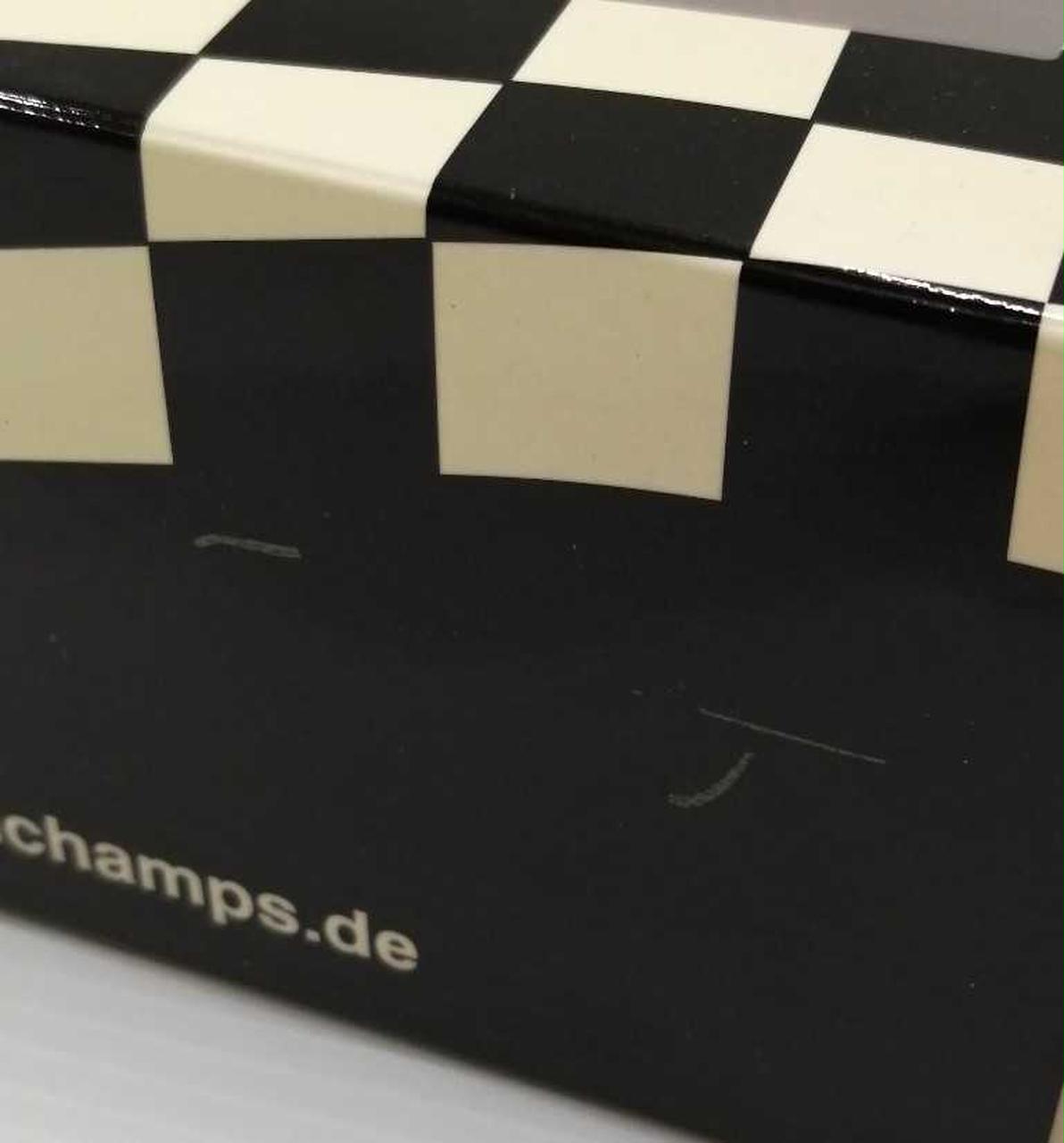 箱にキズがあります。