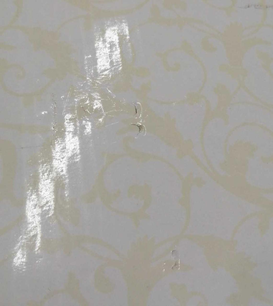 箱にキズがあります。