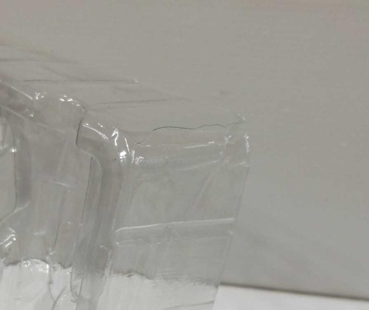 ケースの一部に割れがあります。