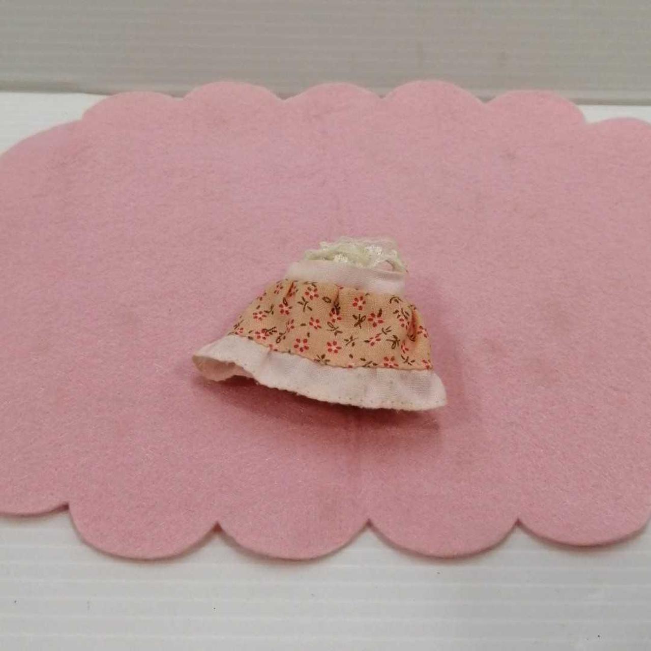 カーペットに汚れ。ワンピース柄違いです