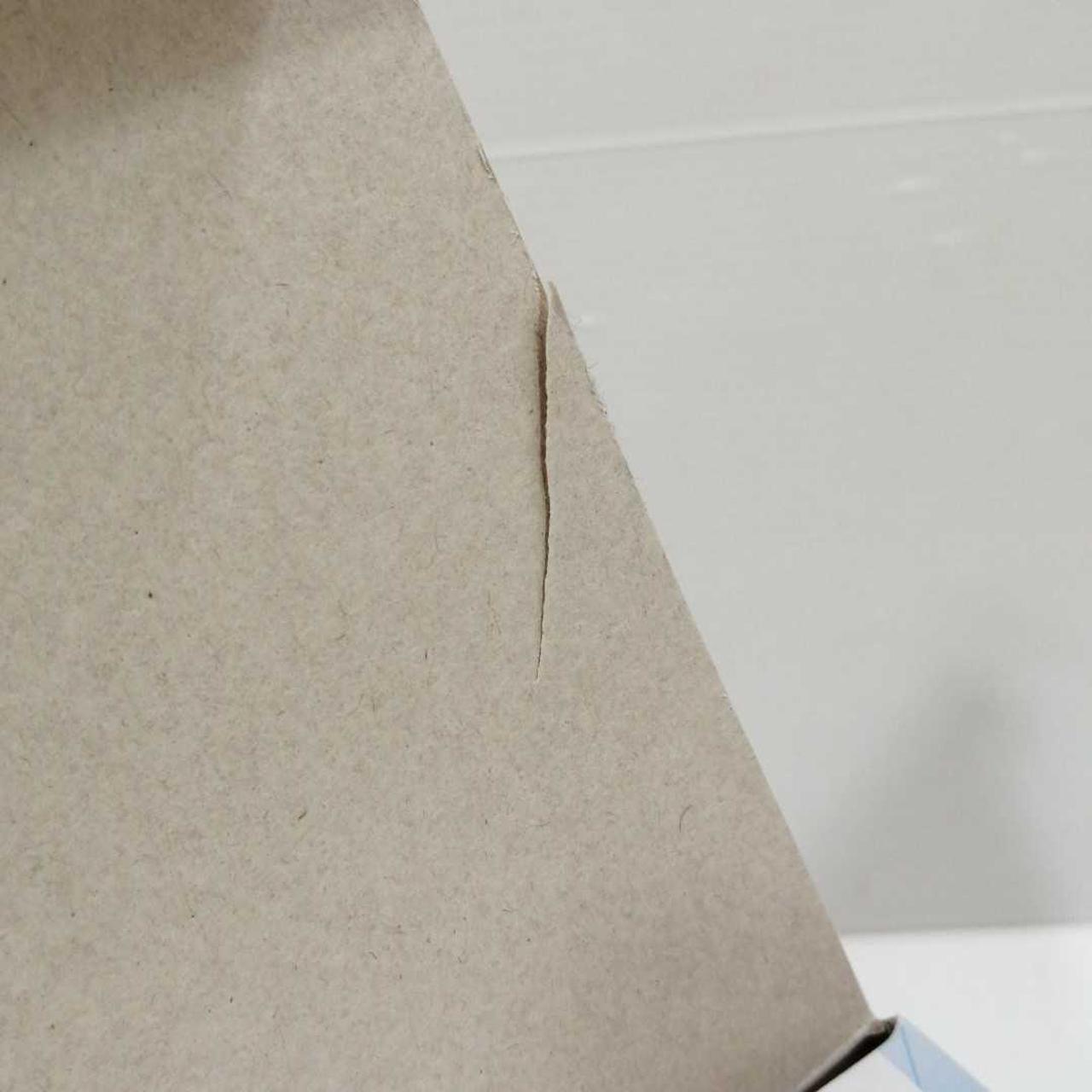 箱にダメージがあります