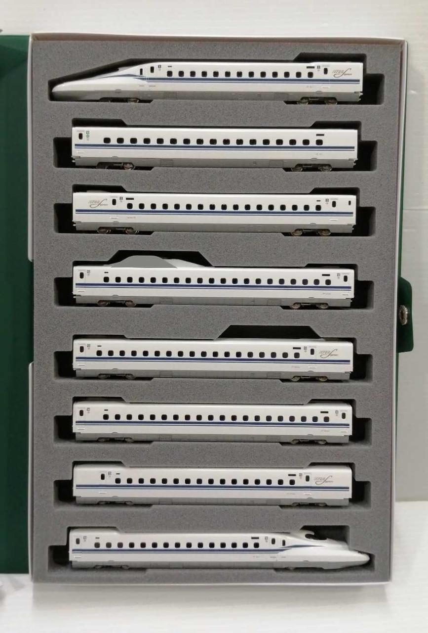 基本セットと増結4両が一緒に入ってます。