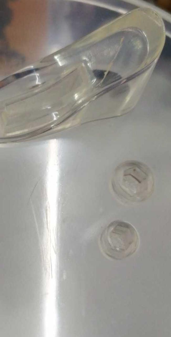 よく見ると台座にキズがあります