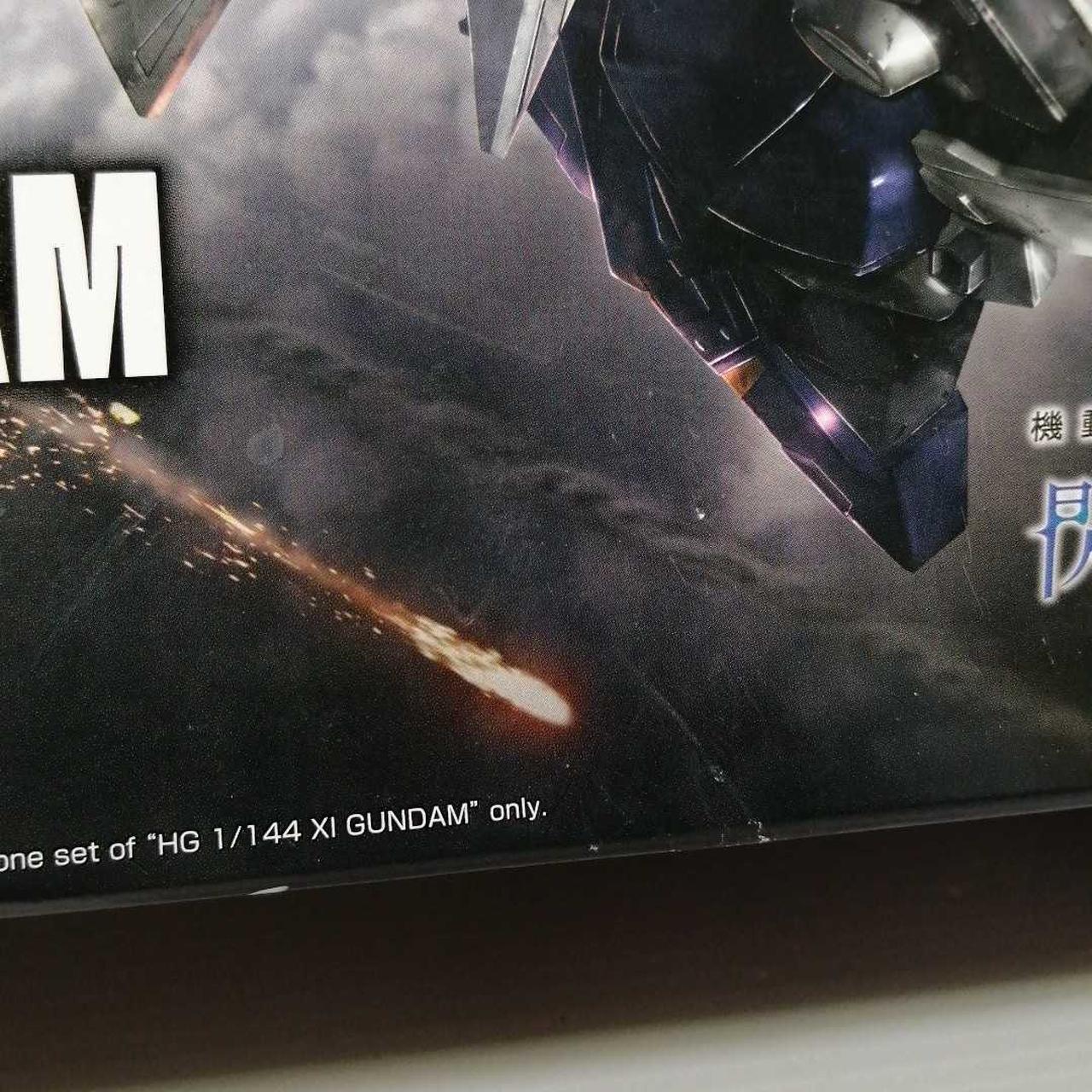 箱に複数の傷みがあります。