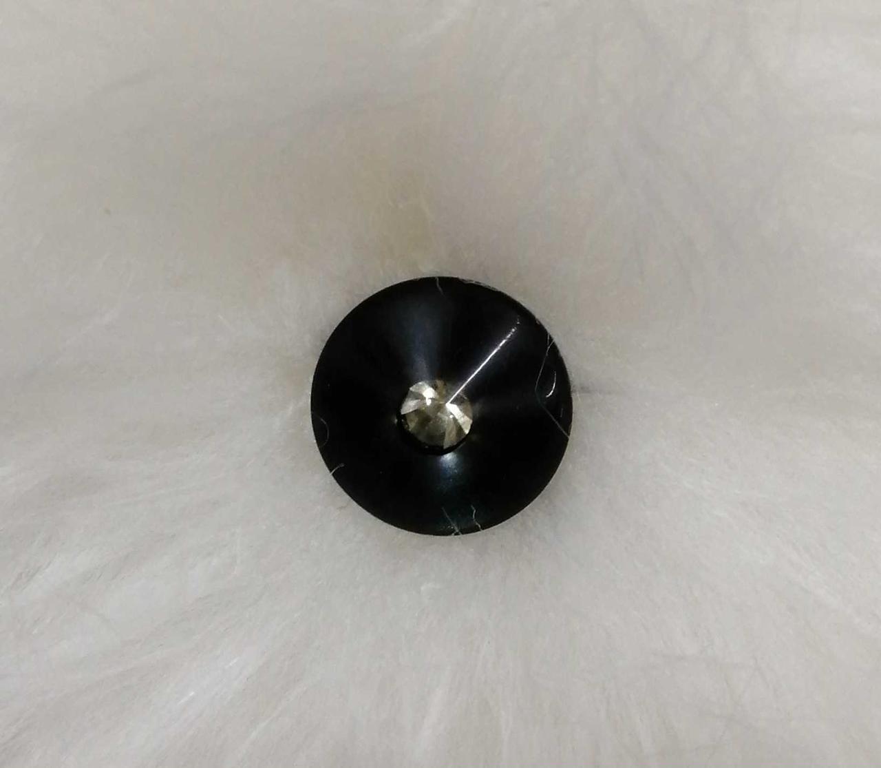 瞳は黒に中心が透明です。