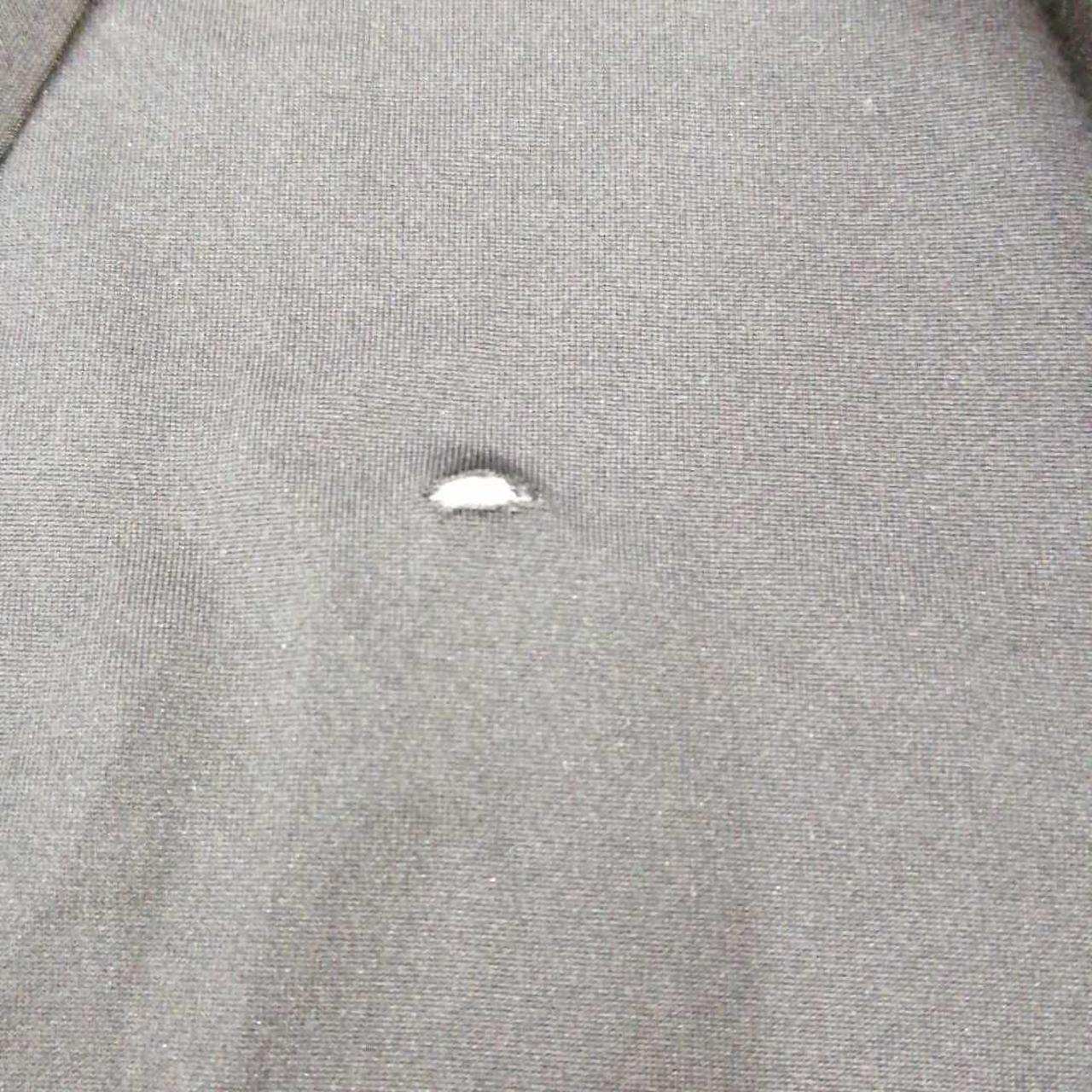 ベストに穴があいています