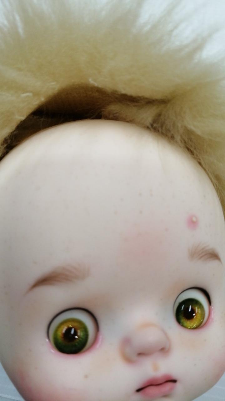 髪が接着されていて目の可動など判りません