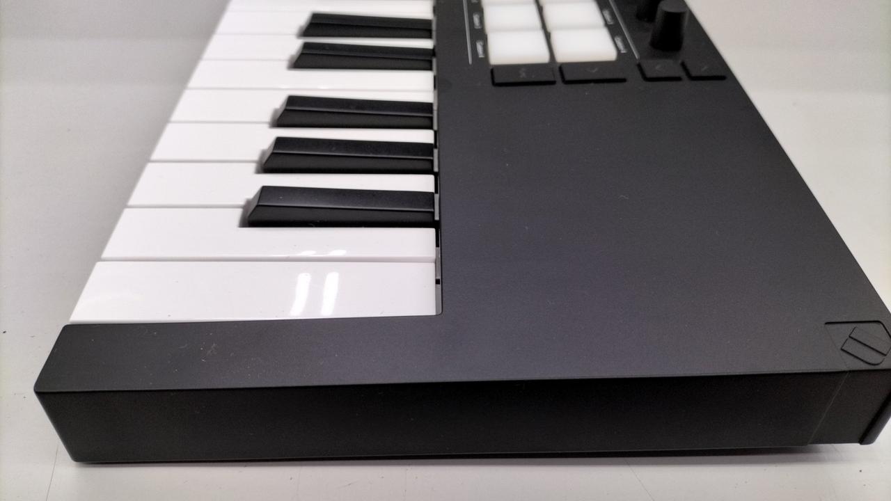 未使用 NOVATION MIDIキーボード 10-25082105 未使用 NOVATION MIDIキーボード 10-25082105