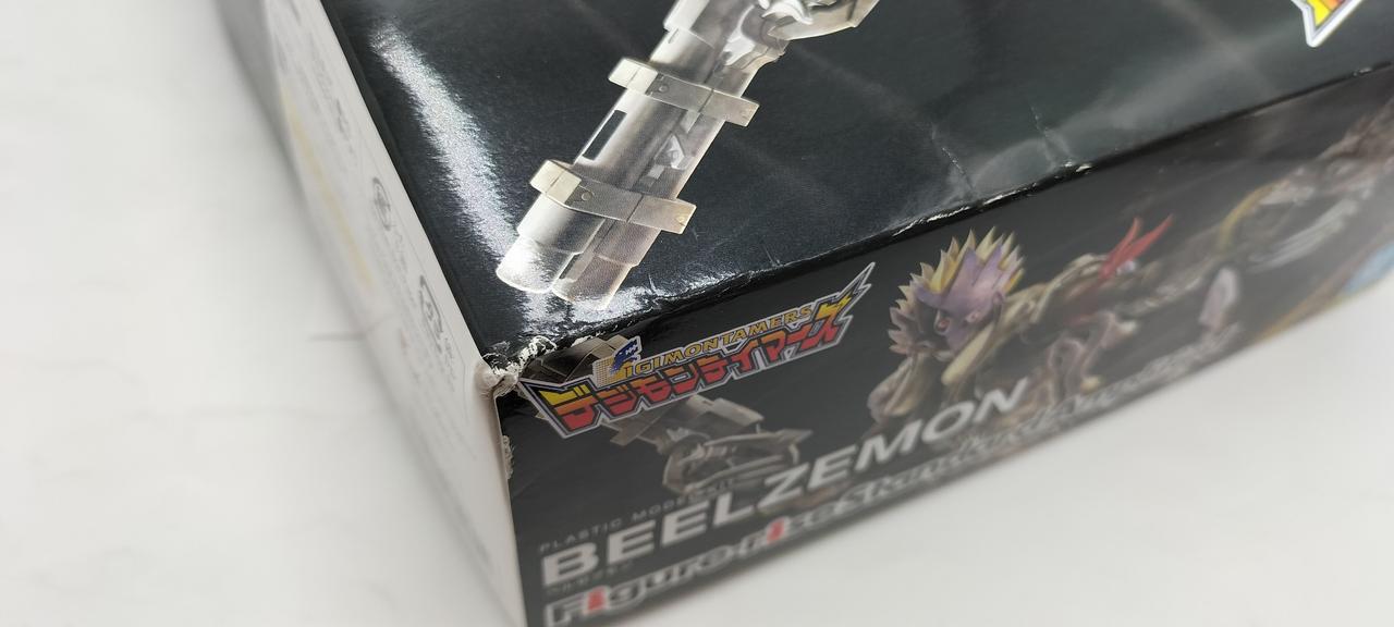 箱一部にダメージあり。