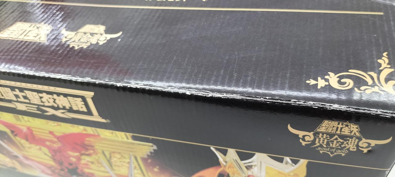 パッケージに擦れやキズが付いています。