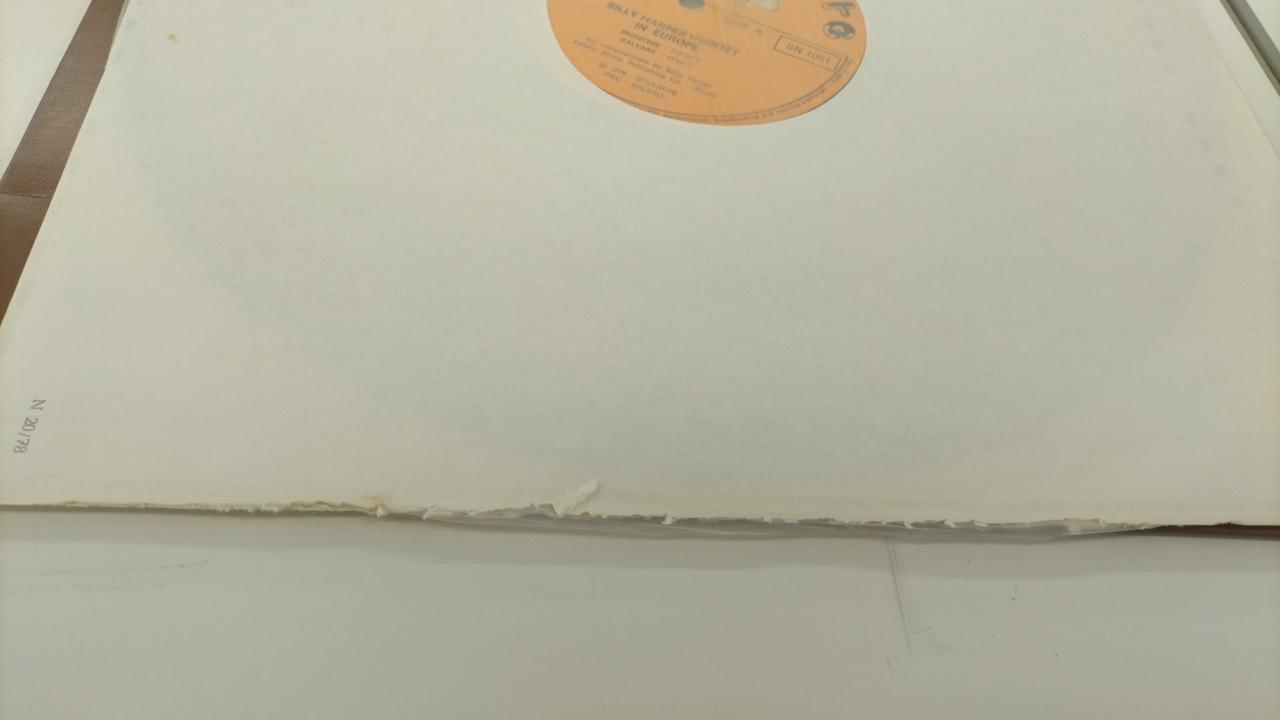 スリーブ破れあり