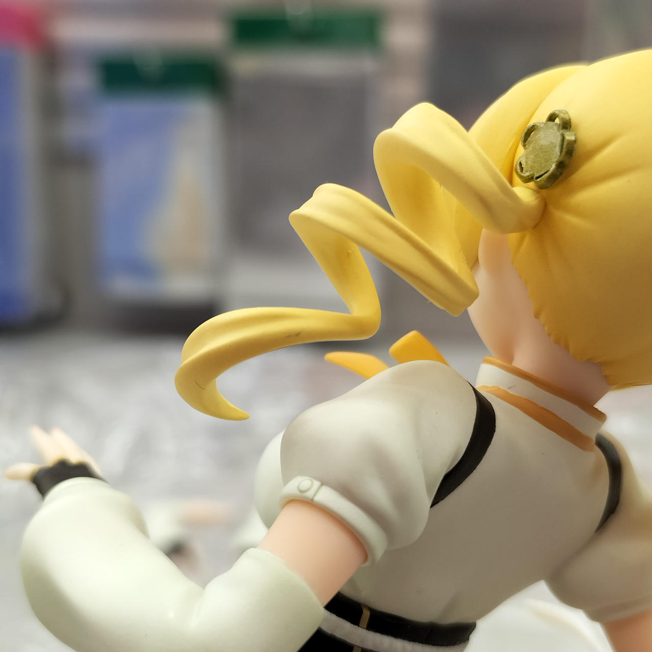 髪にわずかに黒い汚れあり