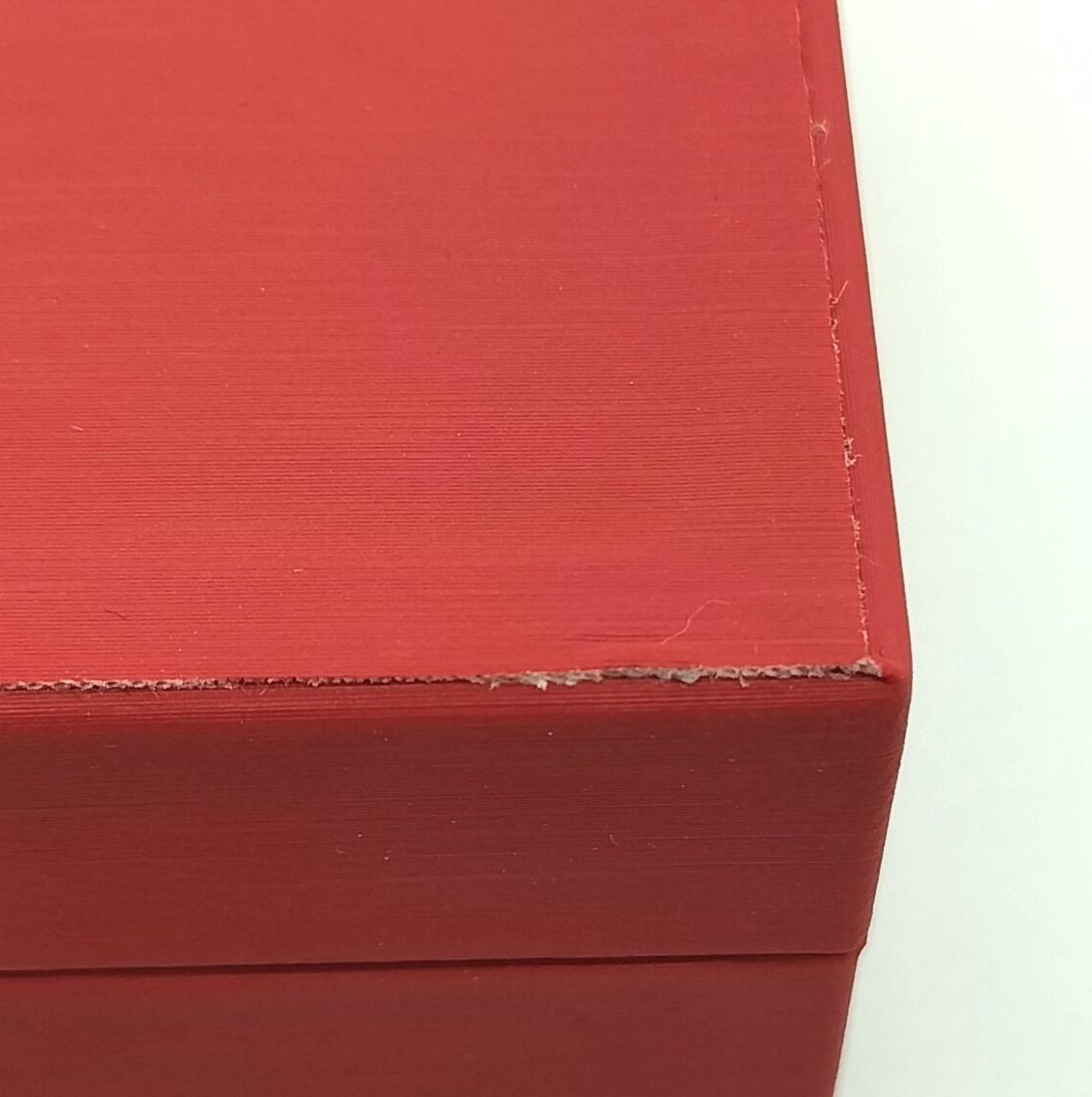 箱にキズがございます。