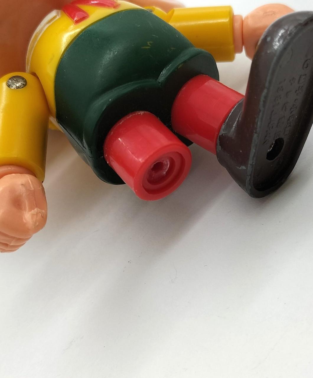 片足欠損のため、自立しません。