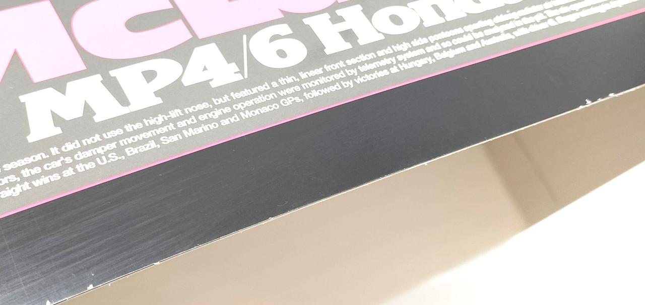 箱にキズがございます。