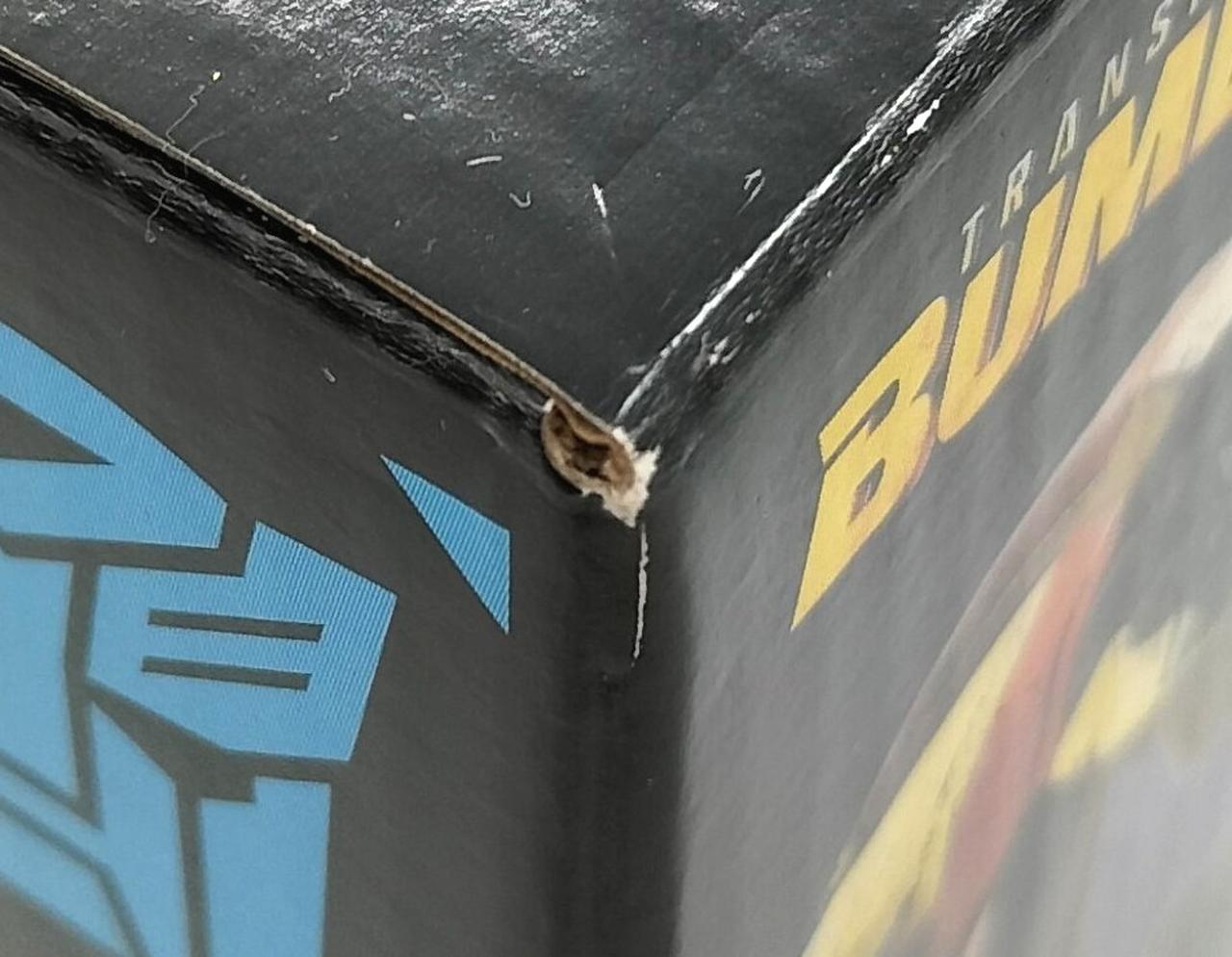 箱にキズがございます。