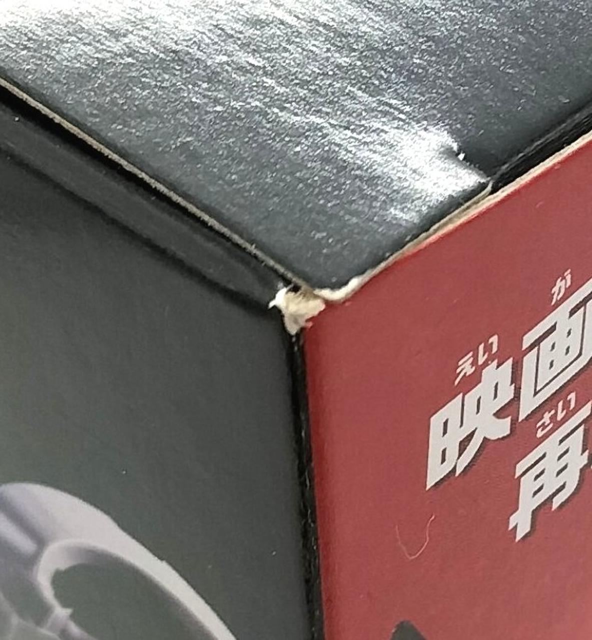 箱にキズがございます。