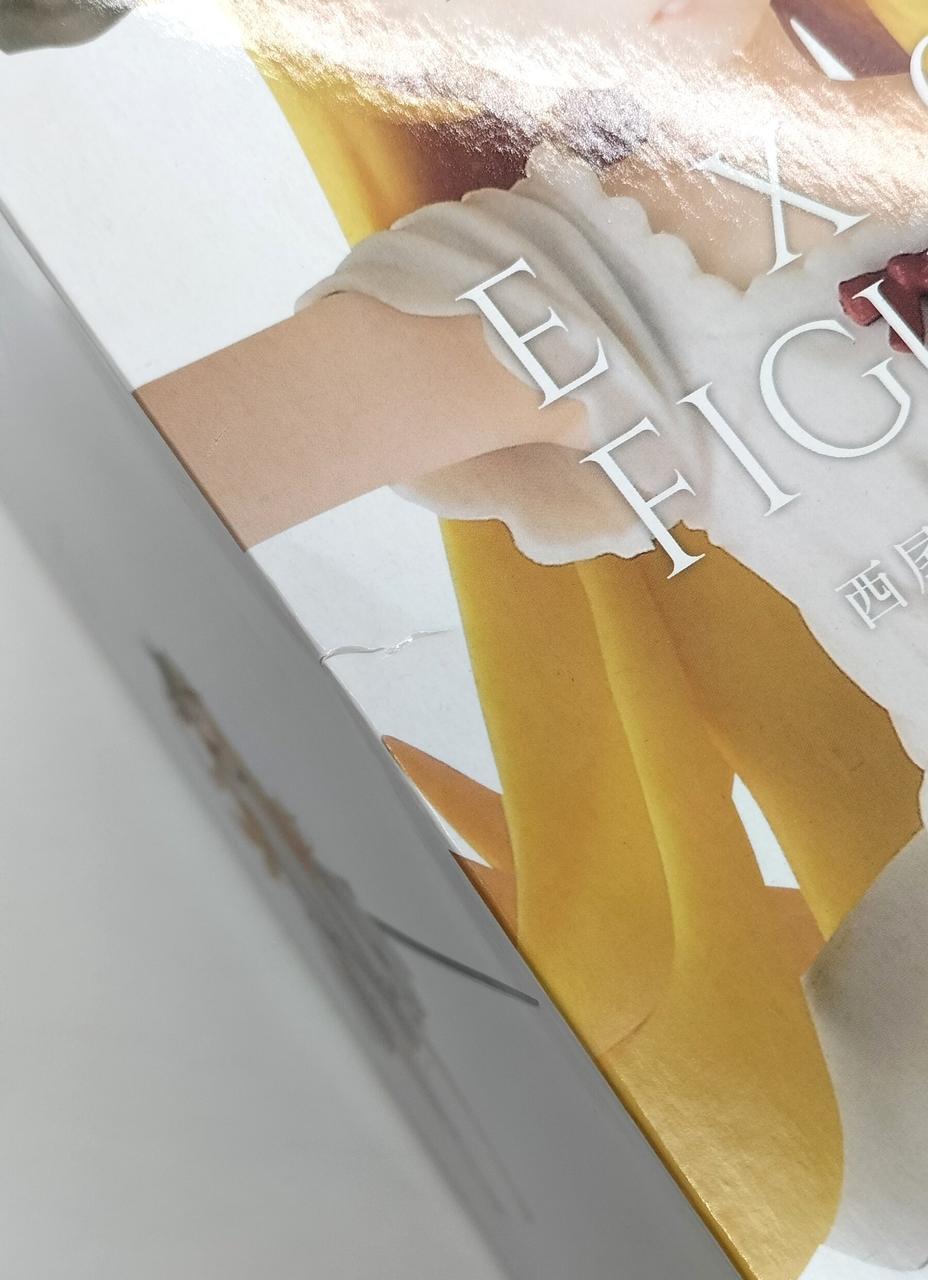 箱に少々ダメージあります。