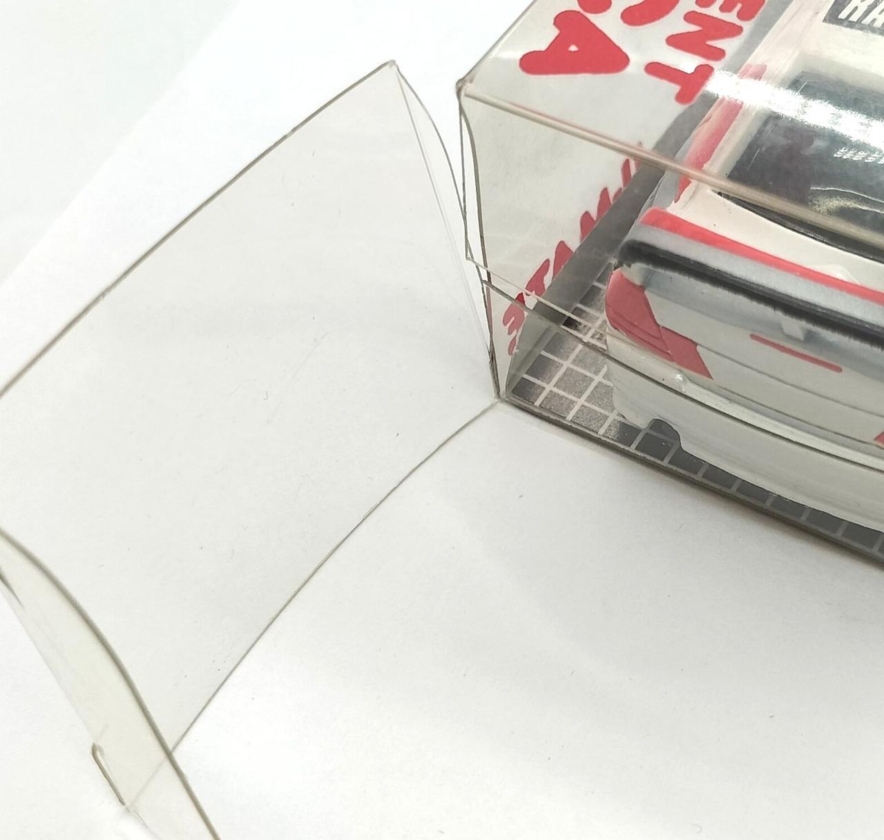 箱の開け口に破損がございます。