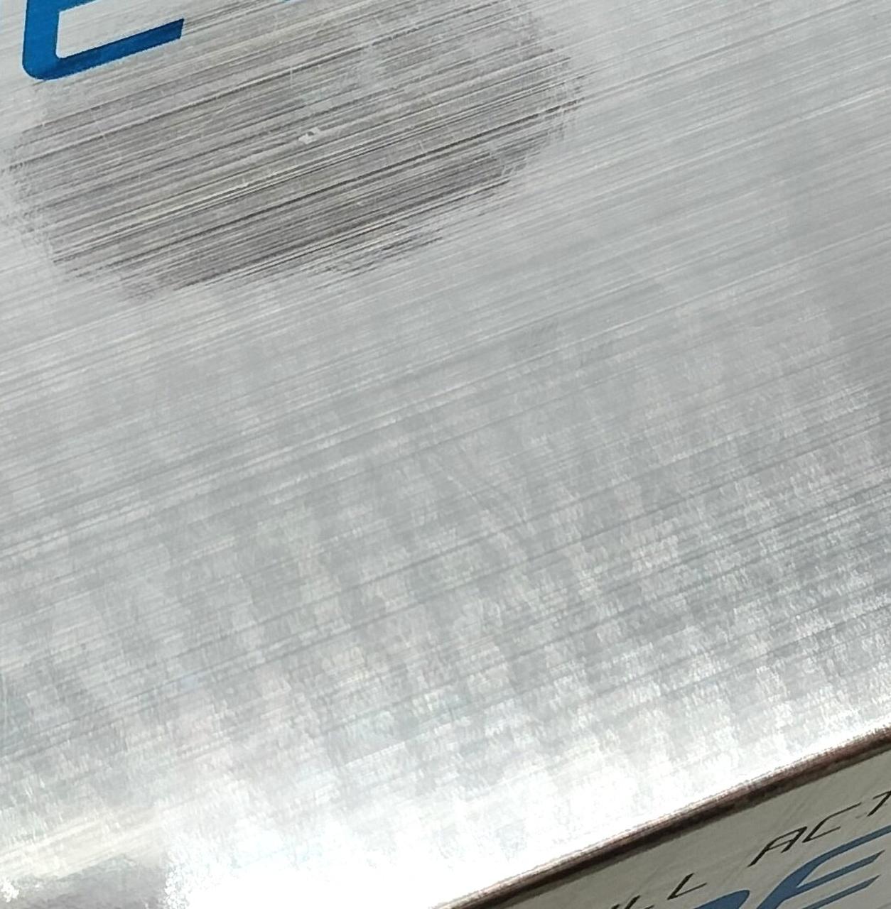 箱にキズがございます。