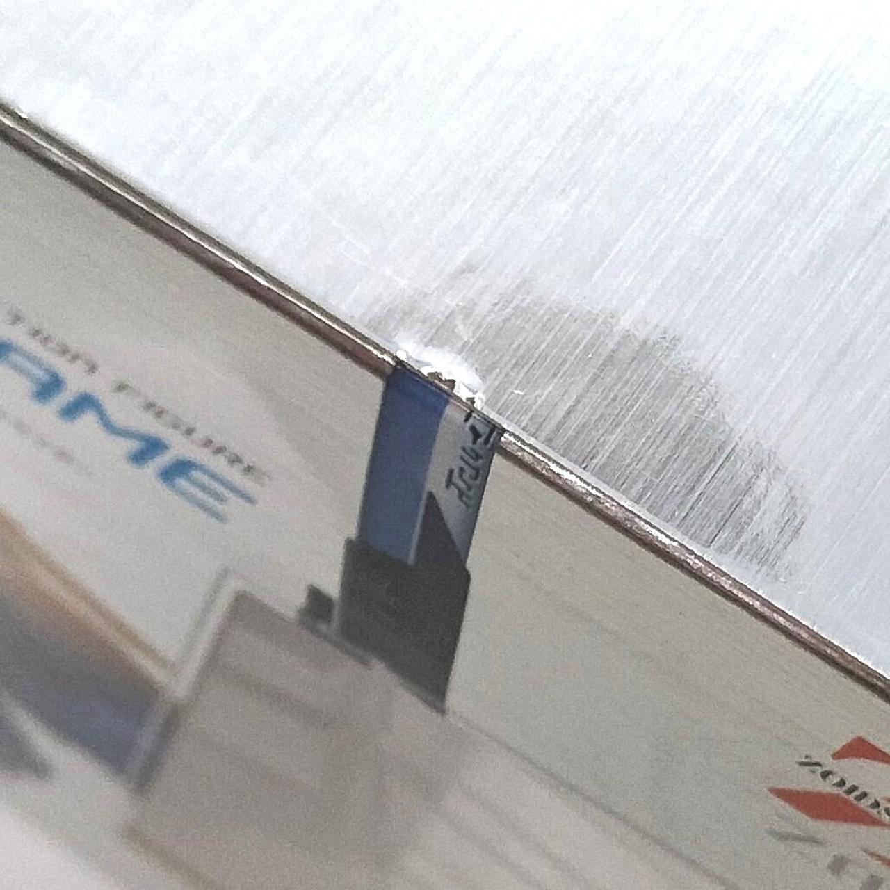 箱にキズがございます。