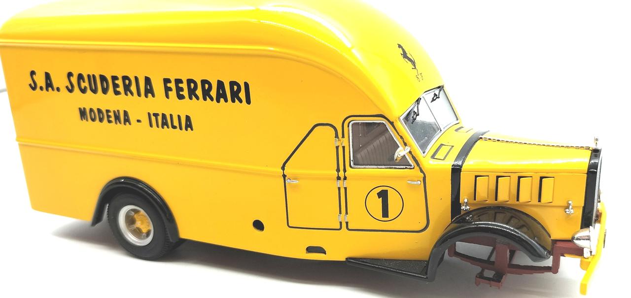 右前輪が破損しております。