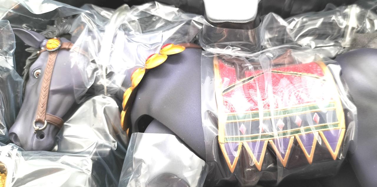 針金で固定されております。