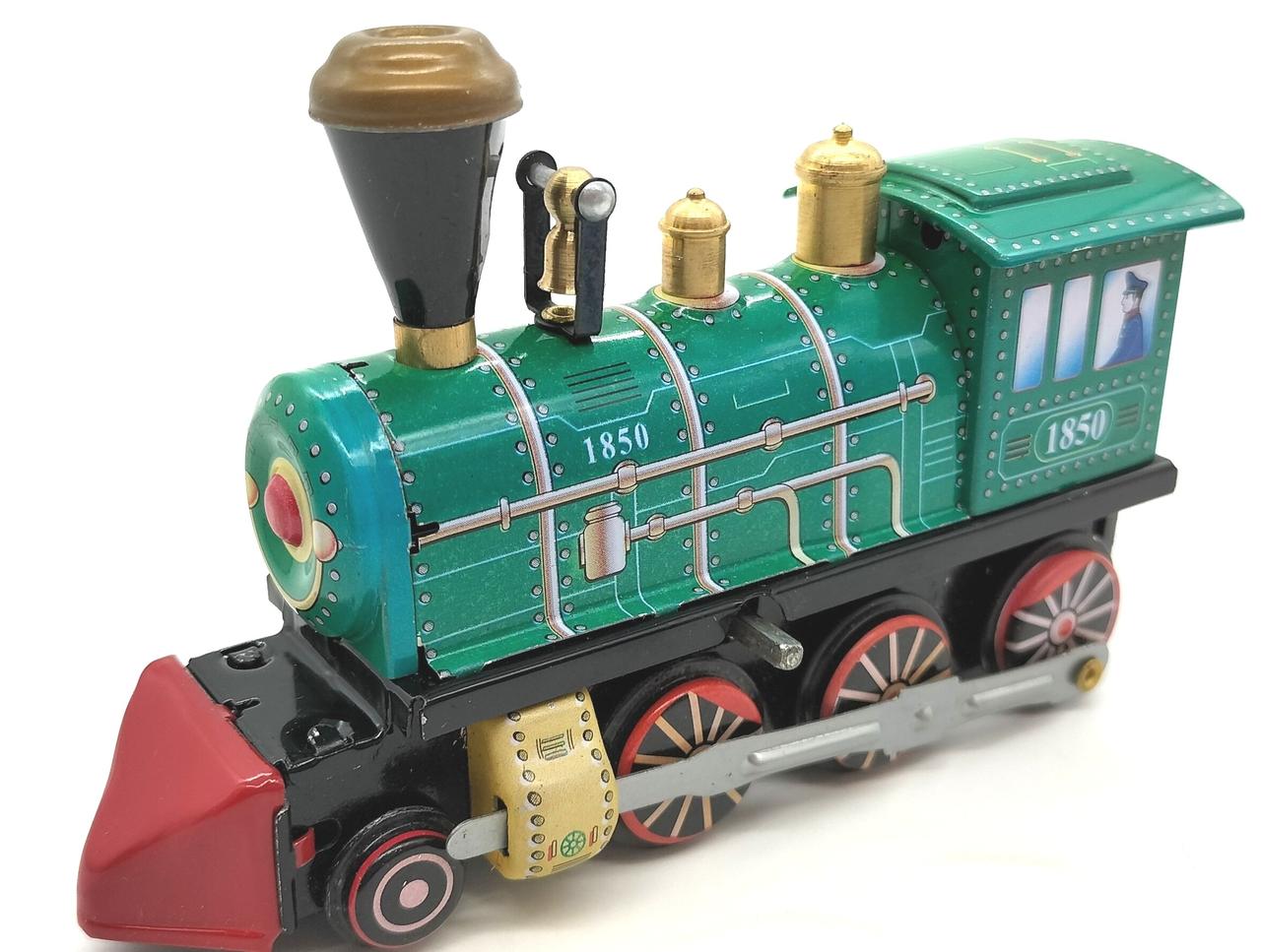 ねじ巻き式で動きます。