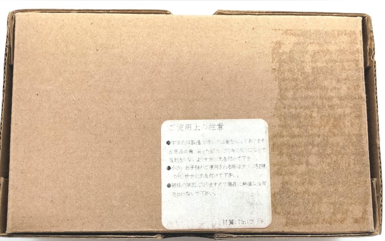 箱に汚れがございます。