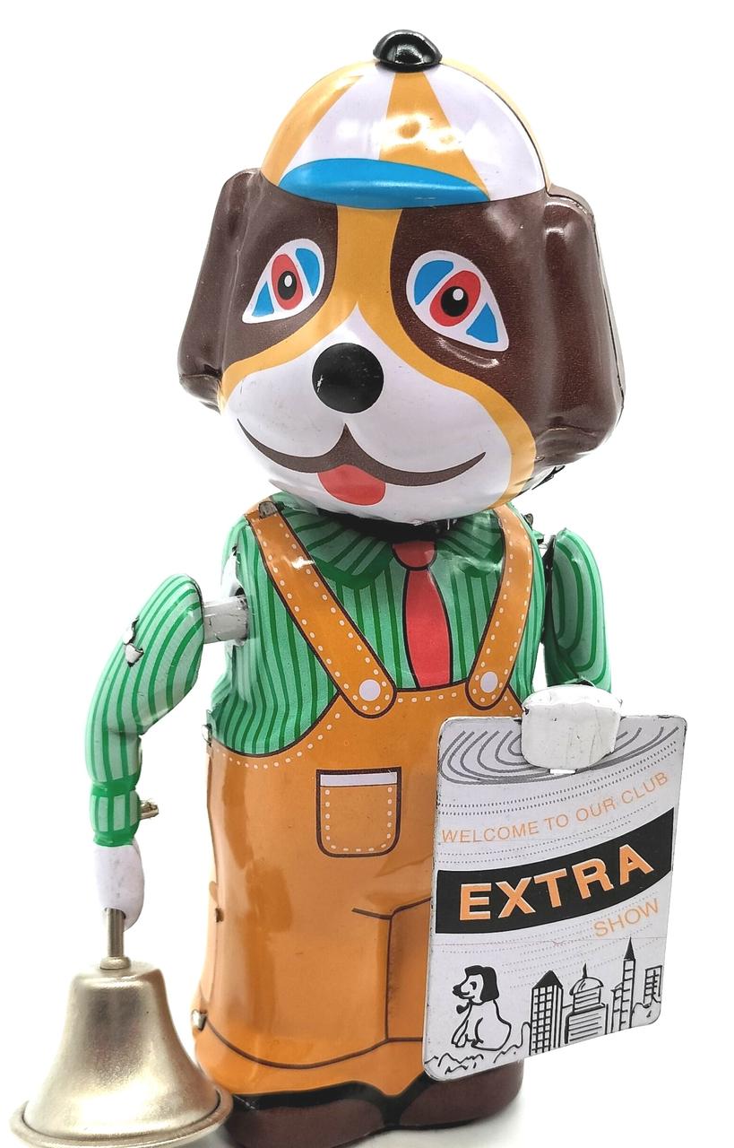 ねじ巻き式で、頭と腕が動きます。