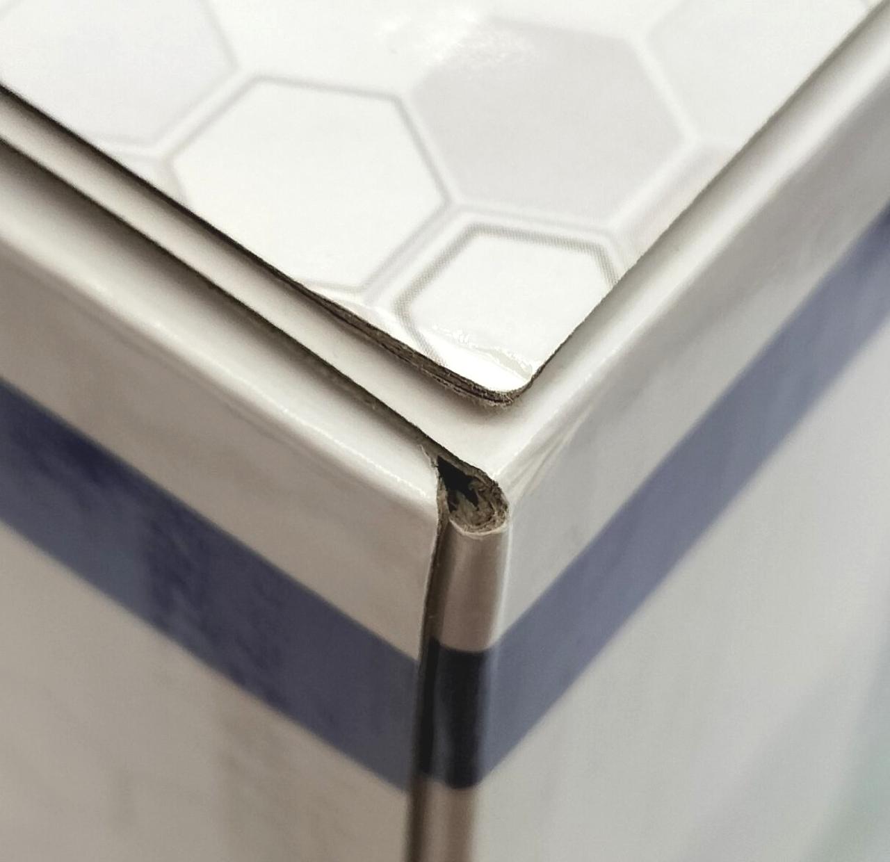 箱にキズがございます。