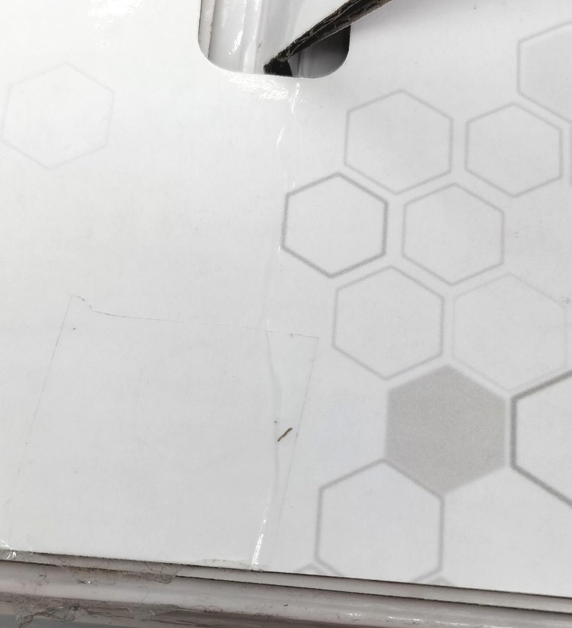 箱にキズがございます。