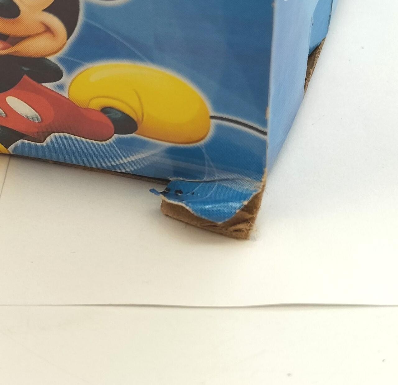 箱にキズがございます。