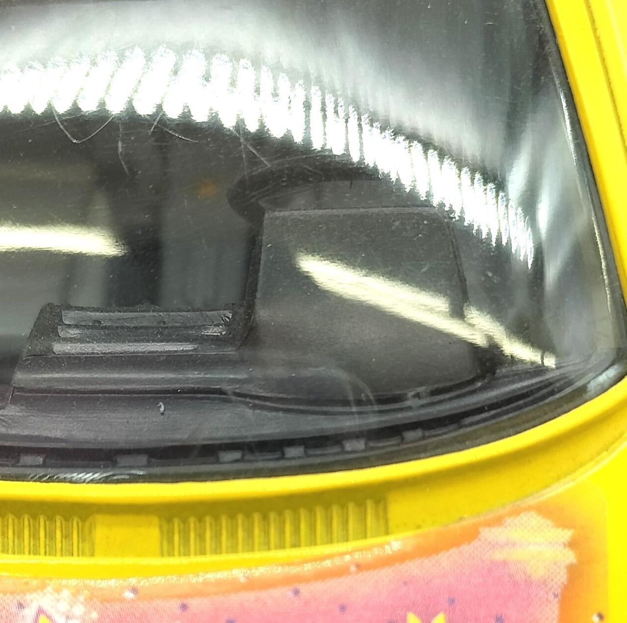 フロントガラスにキズがございます。