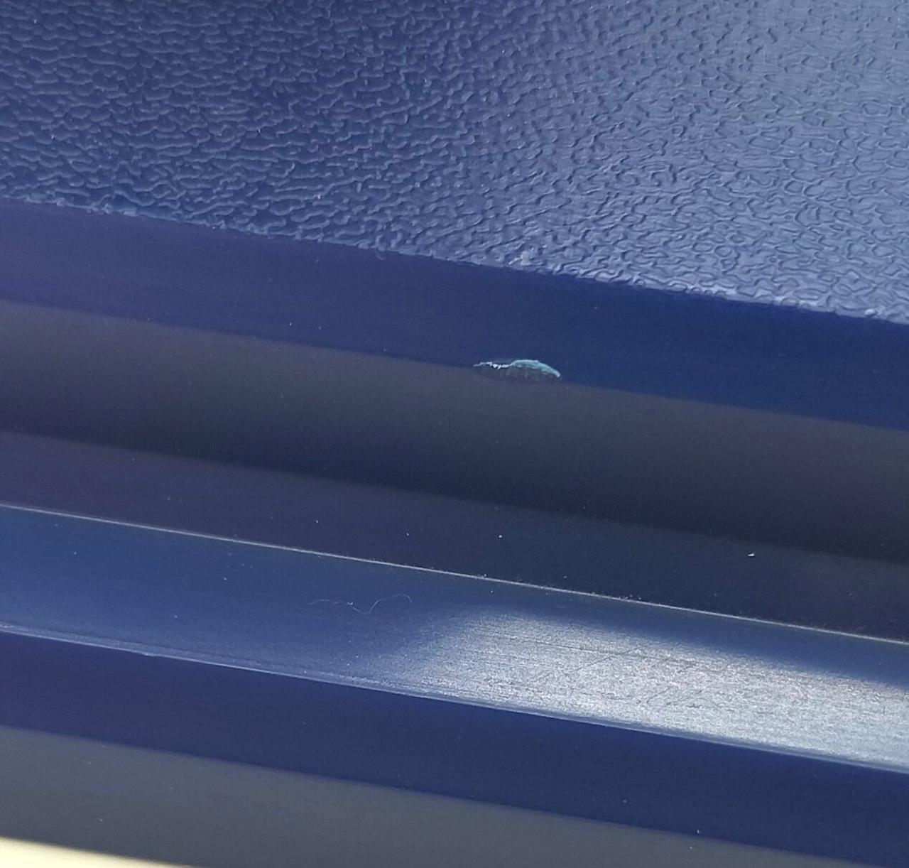 台座にキズがございます。