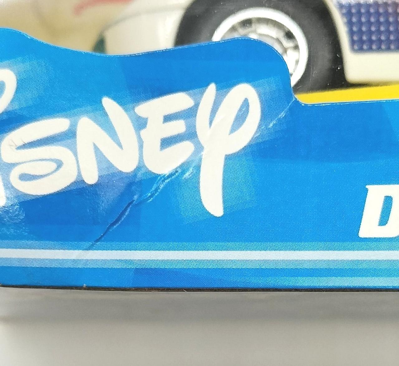 箱にキズがございます。