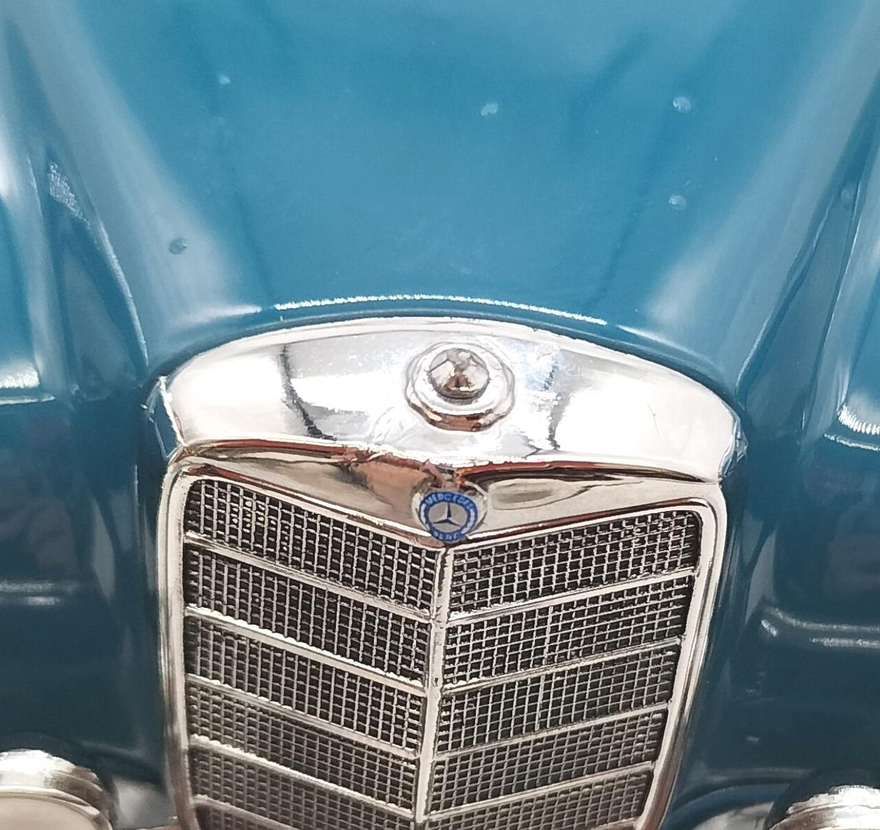 エンブレムの部分が破損しています。