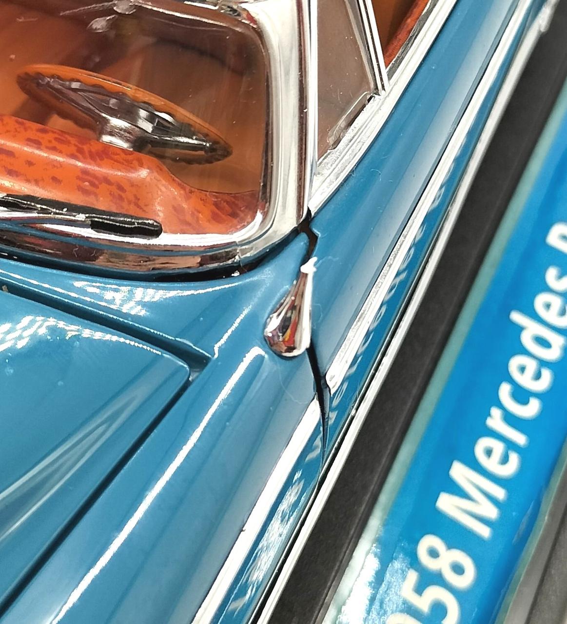 ミラーの部分が破損しています。