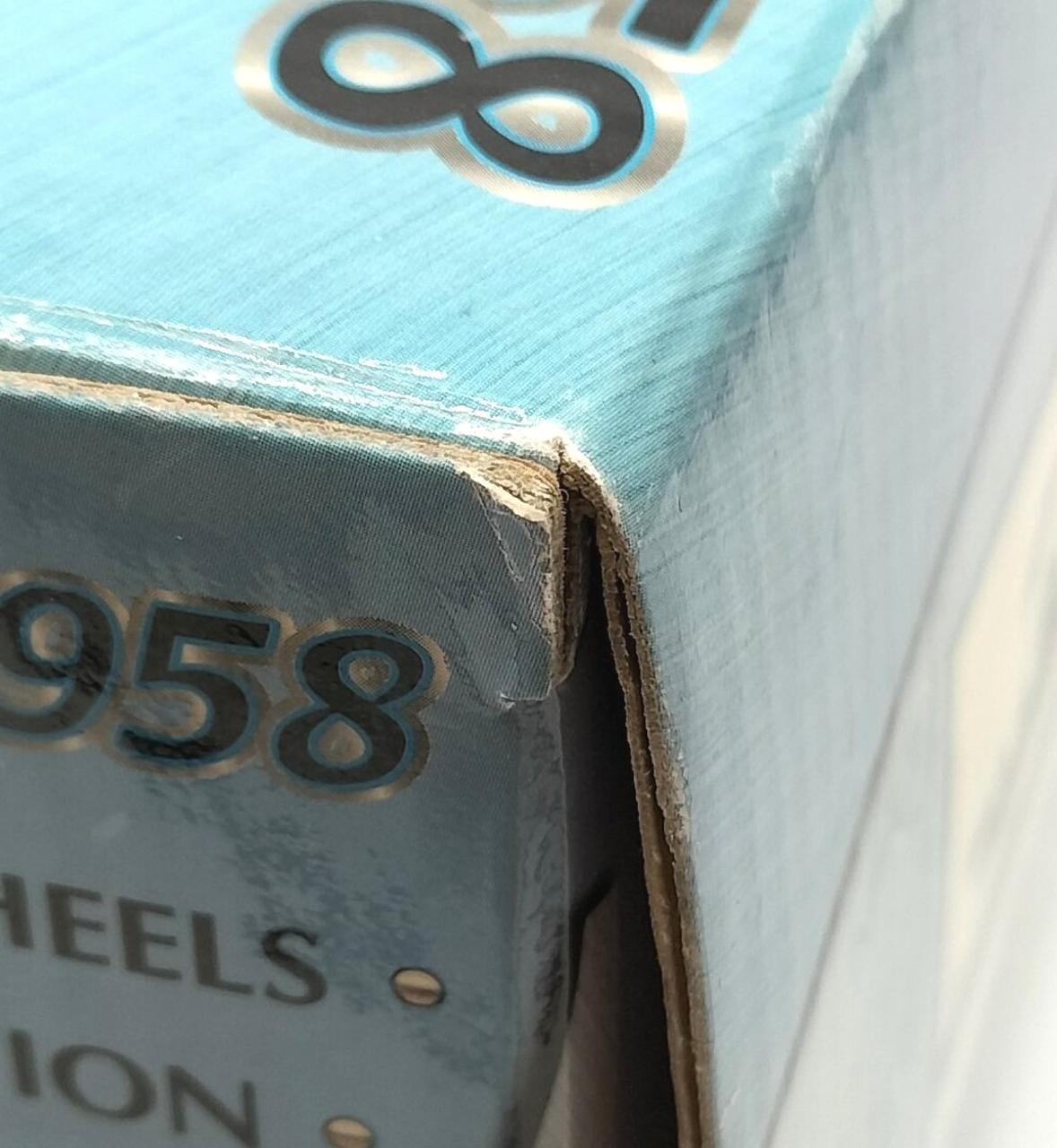 箱にキズがございます。