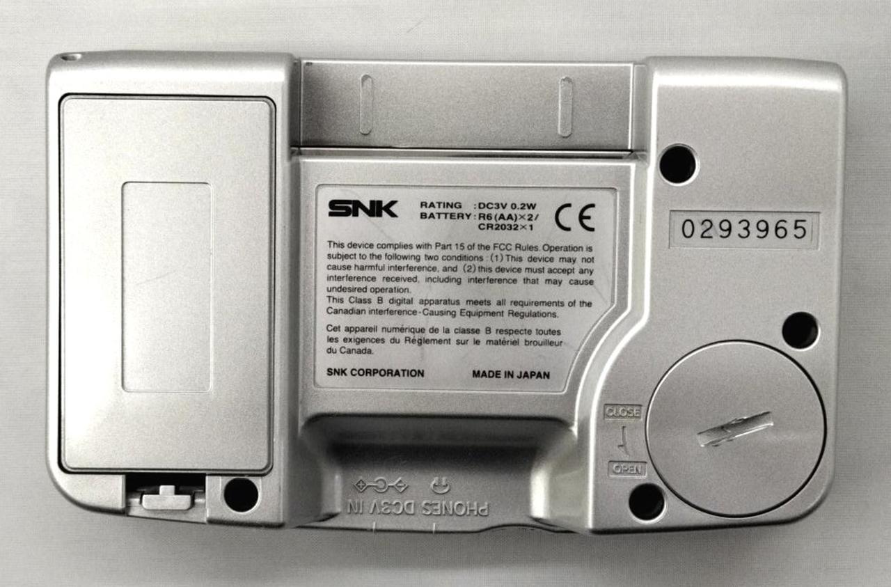 ボタン電池室の蓋にダメージあり。