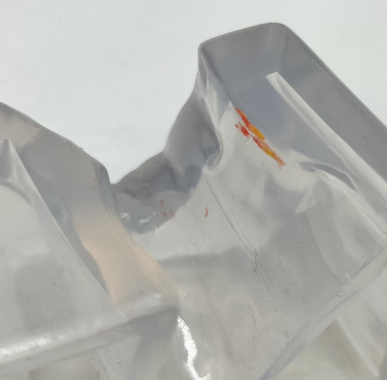 補助パーツに色移りあります