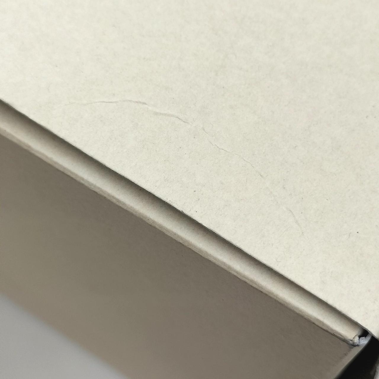 箱に一部若干の折れあり