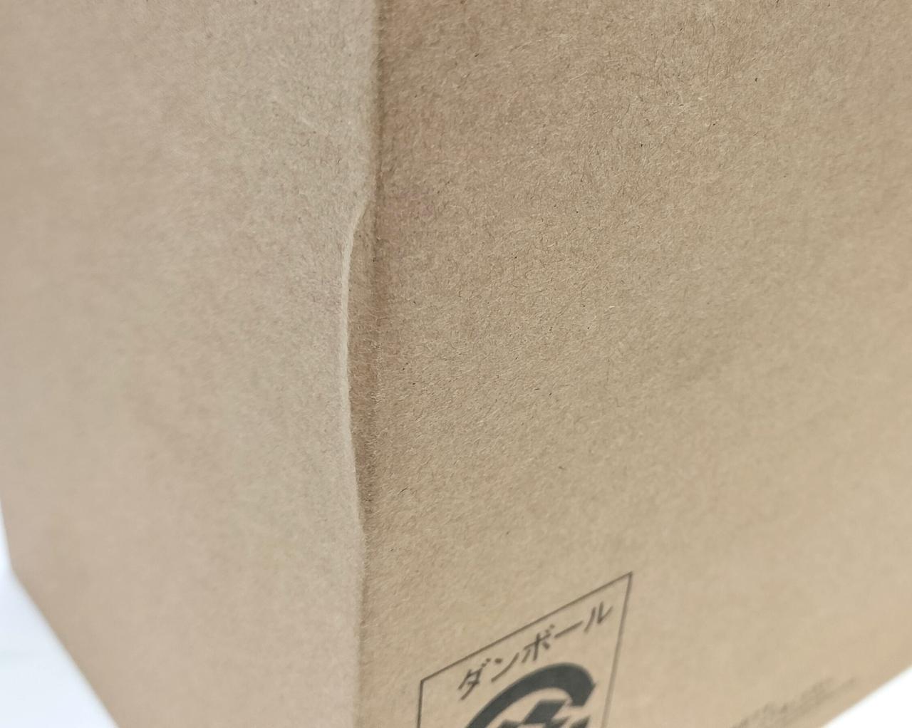 輸送箱箱角に少々凹みあり。