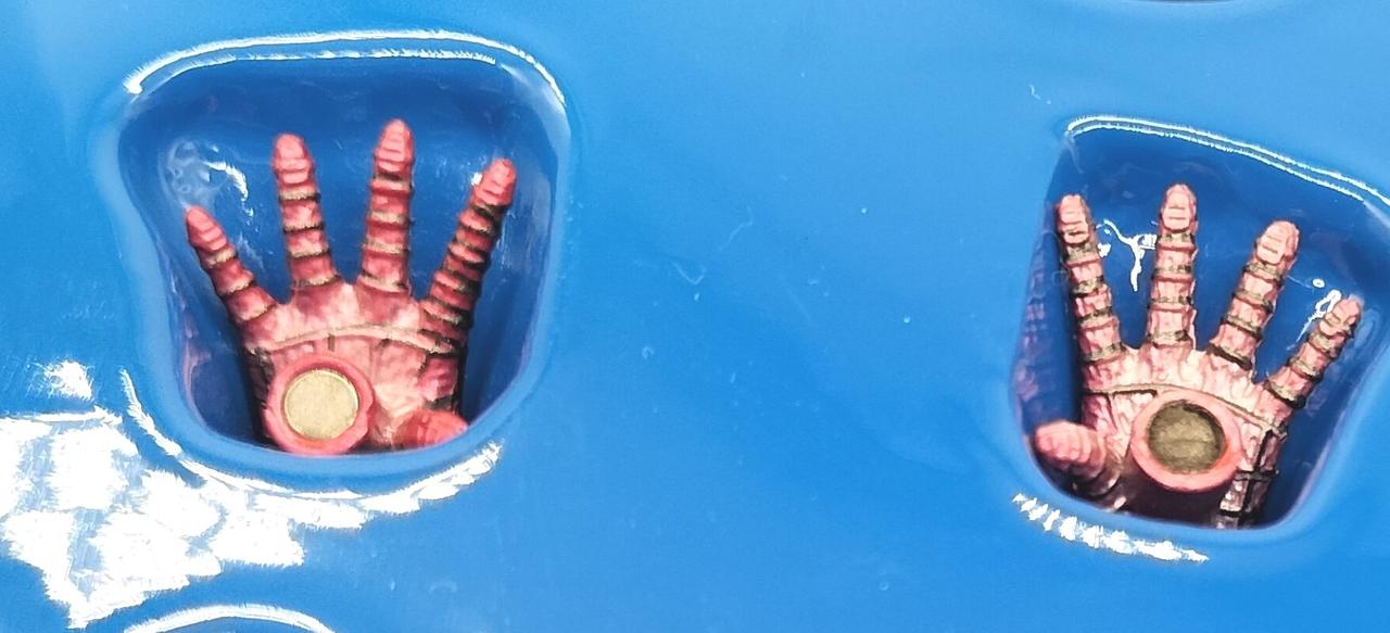 左手パーツのマグネットが汚れています。