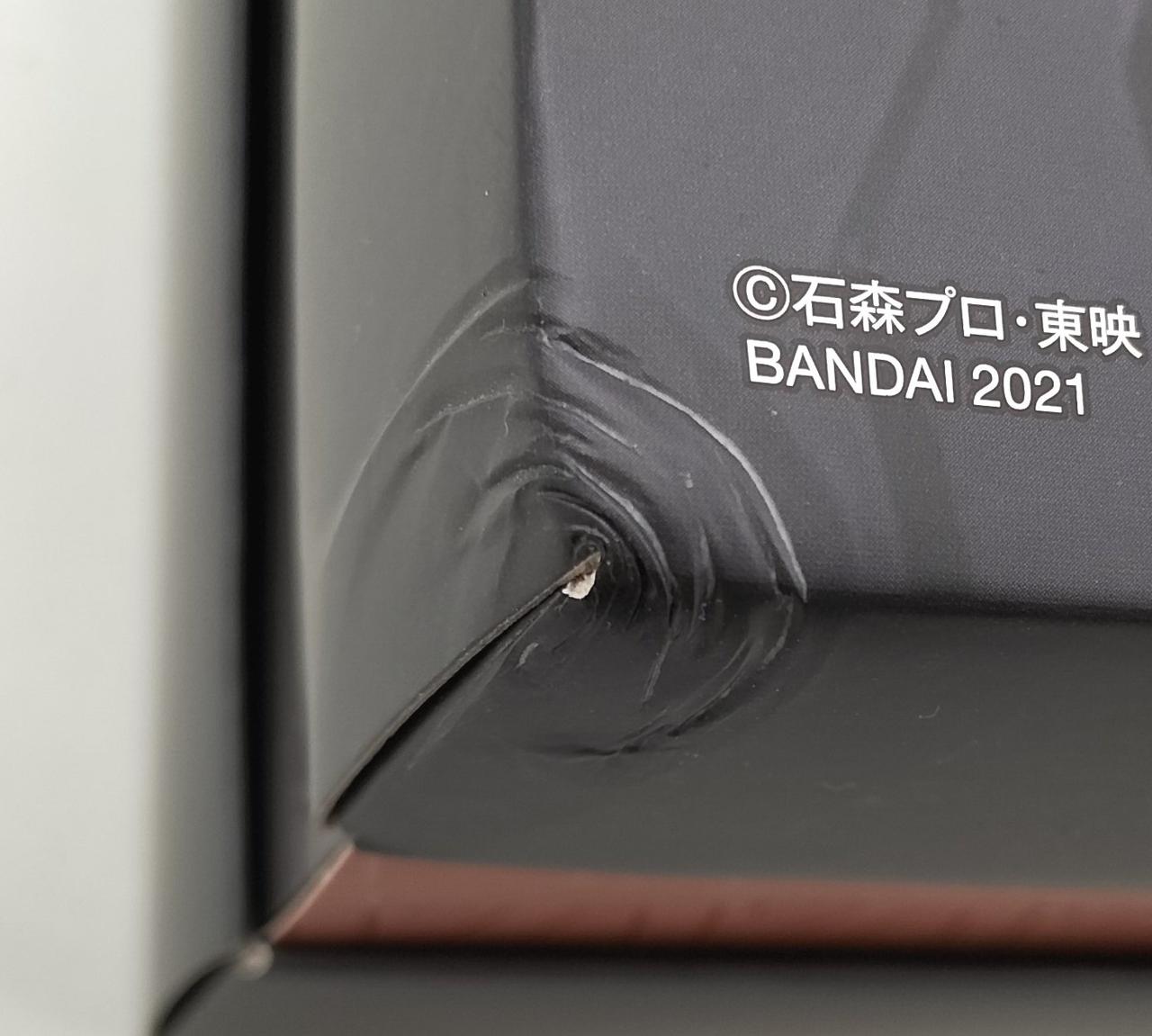 角に凹みがあります。