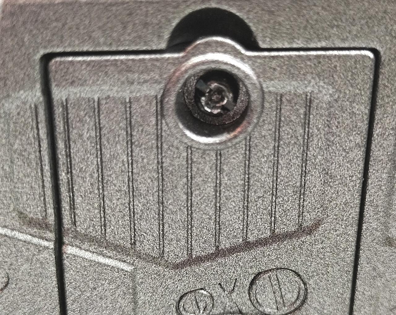 ネジが少し潰れていますが回ります。