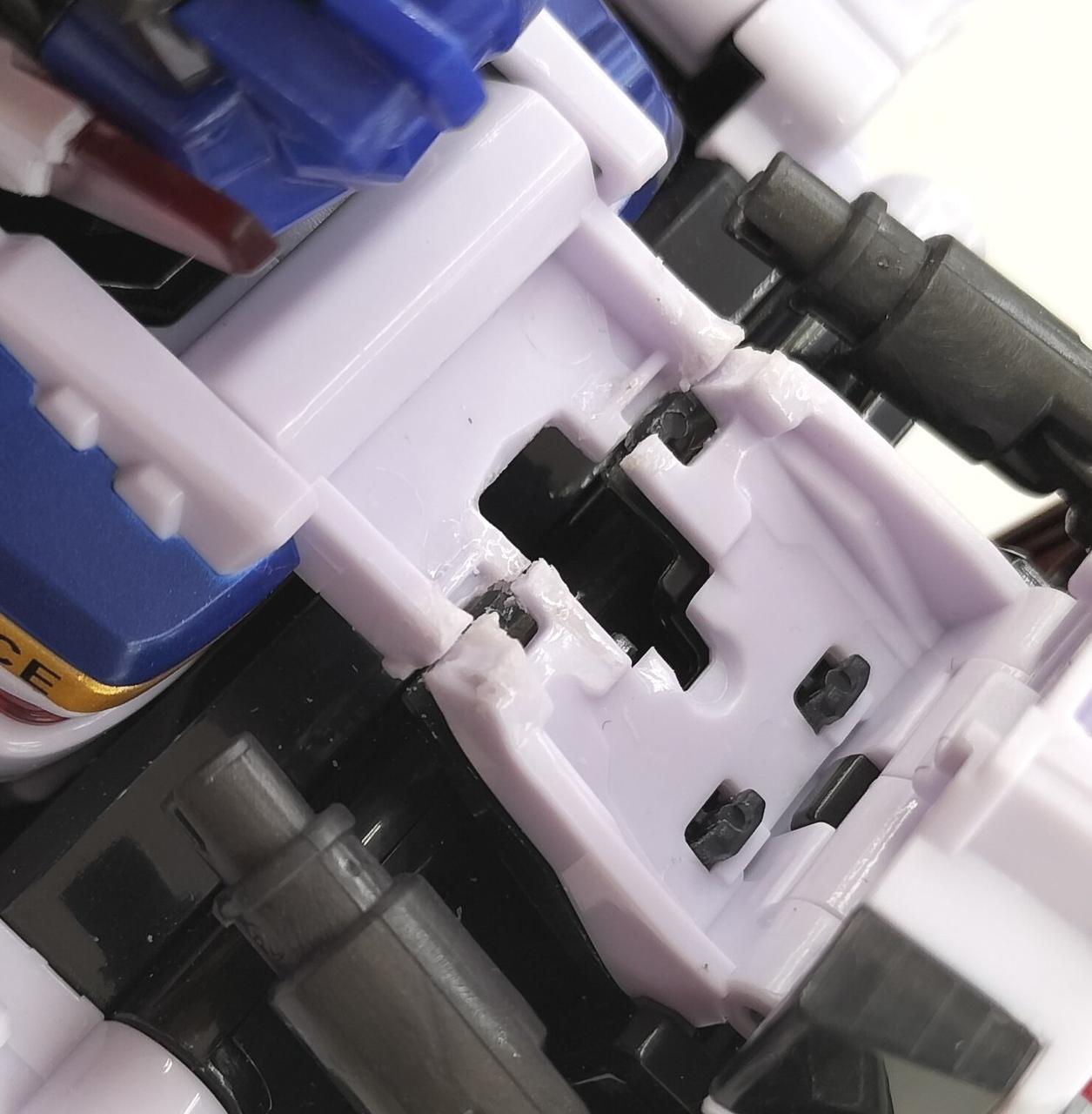 首の後ろに破損がございます。