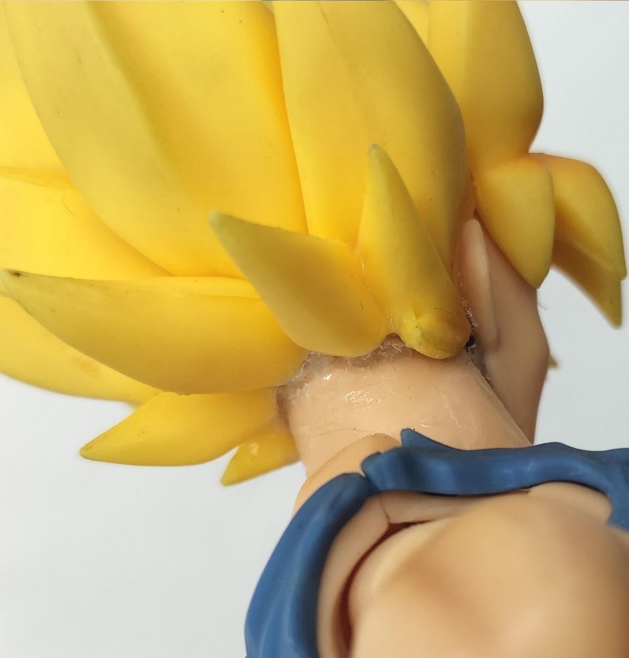 首の後ろが接着されています。